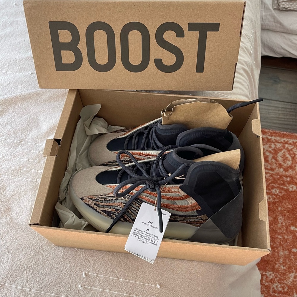 Yeezy QNTM BASKETBALL sneakers NEW